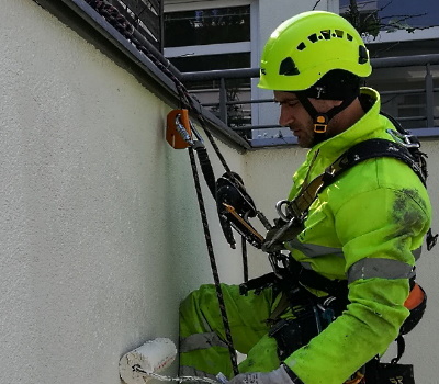 Malowanie elewacji przez alpinistów - Katowice